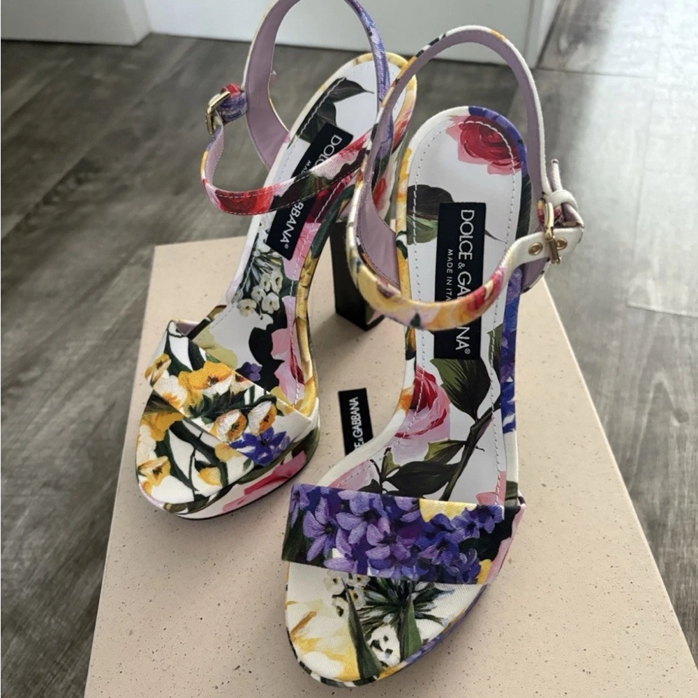 Dolce & Gabbana Floral Platform Heels Size 8 new with box